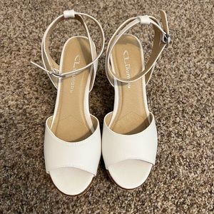 White Wedge Stappy Sandle with an open toe. Brand new condition! Size 7.